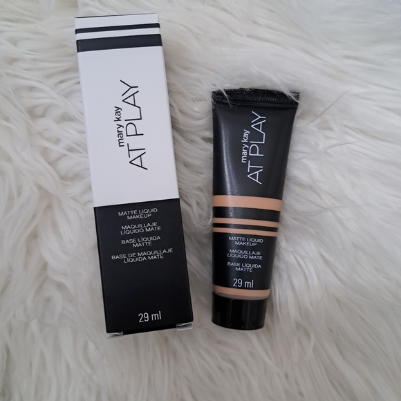 Mary kay Matte Liquid Makeup Light to Medium. - Picture 3 of 4